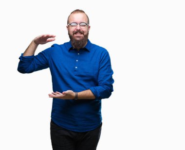 Üzerinde gözlük takan Genç beyaz hipster adam arka plan ile büyük ve büyük boy işaret, ölçü birimi sembol gösteren el eller izole. Kameraya bakarak gülümsüyordu. Ölçüm kavramı.