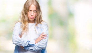 Güzel sarışın genç kadın izole arka plan şüpheci ve sinir, onaylamayan ifade yüz çapraz kolları üzerinde. Negatif kişi.