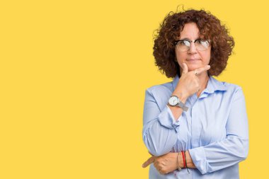 Güzel orta ager üst düzey businees kadın emin çapraz kollar ve çeneme kaldırdı el ile gülümseme ile kameraya bakarak izole arka plan üzerinde gözlük takıyorum. Pozitif düşünce.