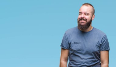 İzole arka plan uzak tarafına gülümseme ile yüzünde, doğal ifade seyir üzerinde genç beyaz hipster adam. Kendine güvenen gülüyor.