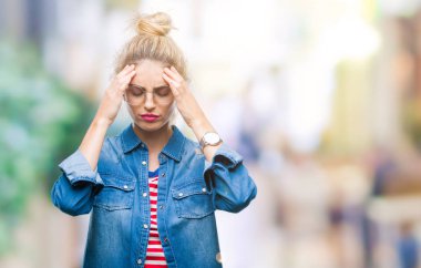 Genç güzel sarışın kadın üzerinde gözlük takan izole arka plan baş baş ağrısı için el ile çünkü stres. Migren muzdarip.