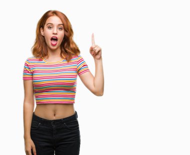 Genç güzel kadın başarılı fikirle parmağı yukarıyı izole arka plan yüzünden. Çıktıktan ve mutlu. Bir numara.