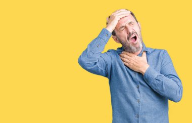 Yakışıklı orta yaş zarif komuta sizde izole arka plan dokunmadan üzerinde hastalık ve ateş, grip ve soğuk, virüs hasta için alın