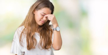 Genç güzel esmer iş kadın izole arka burun ve göz yorgunluğu ve baş ağrısı duygu sürtünme yorgun yüzünden. Stres ve hayal kırıklığı kavramı.