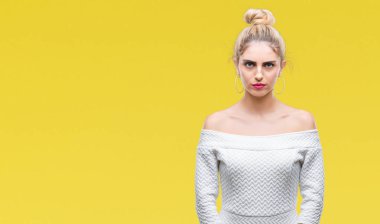 İzole arka plan şüpheci ve sinir, papatyanın üzgün sorun nedeniyle genç güzel sarışın ve mavi gözlü kadın. Negatif kişi.