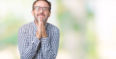 Ellerle birlikte AF emin gülümseyen için soran dua izole arka plan üzerinde gözlük takan yakışıklı orta yaş zarif komuta sizde.