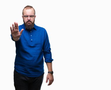 Elin avuç durağı şarkı yapıyor izole arka plan üzerinde gözlük takan Genç beyaz hipster adam. Negatif ve ciddi bir jest yüz ifadesiyle uyarı.