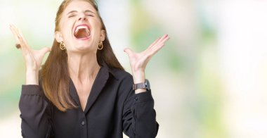 Güzel orta yaş olgun iş kadını izole arka plan çılgın ve kızgın bağırarak ve agresif ifade ve silah kaldırdı bağırıyor. Hayal kırıklığı kavramı.