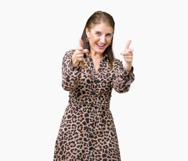 Üzerinde leopar elbise giyen güzel orta yaş olgun zengin kadın kamera ile mutlu ve komik yüz için parmakları işaret arka plan izole. İyi enerji ve vibes.