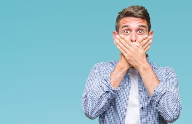 Üzerinde beyaz t-shirt giyen genç yakışıklı adam arka plan ağız hata için elleriyle kapsayan şok izole. Gizli kavramı.