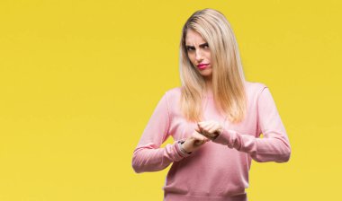 İzole arka plan üzerinde pembe kış kazak giyen genç güzel sarışın kadın tiksinti ifadesi, memnun ve korkulu tiksinti yüz yapıyorsun çünkü nefret tepki. Elleriyle kaldırdı. Sinir bozucu kavramı.
