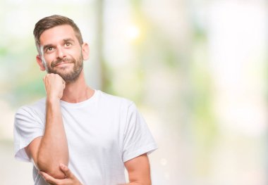 Yakışıklı delikanlı çene düşünme hakkında soru, dalgın ifade üzerine el ile izole arka plan üzerinde. Düşünceli yüzüyle gülümsüyor. Şüphe kavramı.