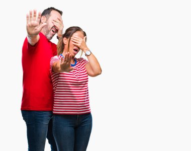 Orta yaş İspanyol çift seviyorum elleriyle gözlerini kapsayan izole arka plan üzerinde ve stop jest ile acı ve korku ifadesi. Utandım ve negatif kavramı.