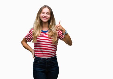 Genç güzel sarışın kadın hareketi el ile mutlu yaşasın yapıyor izole arka plan yüzünden. Kameraya bakarak başarı gösteren ile ifade onaylama.