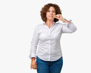 Güzel orta ager üst düzey businees kadın izole arka plan ağız ve dudaklar üzerinde parmak ile ZIP olarak kapatın. Gizli ve sessiz, tabu söz