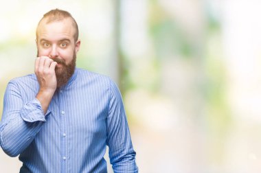 Genç beyaz hipster adam stresli ve gergin elle çivi ısırma ağzına bakarak izole arka plan üzerinde. Anksiyete sorunu.