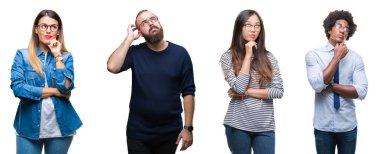 Kolaj bir grup genç iş adamları çene düşünme hakkında soru, dalgın ifade üzerine el ile izole arka plan üzerinde. Düşünceli yüzüyle gülümsüyor. Şüphe kavramı.