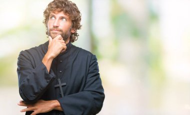 Çene düşünme hakkında soru, dalgın ifade üzerine el ile izole arka plan yakışıklı İspanyol Katolik rahip adam. Düşünceli yüzüyle gülümsüyor. Şüphe kavramı.