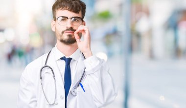 İzole arka plan ağzına hastane ceket giyen adam genç doktor ve parmak ile ZIP olarak Dudaklarını kapa. Gizli ve sessiz, tabu söz