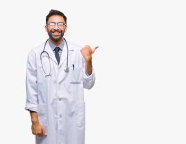 Yetişkin İspanyol doktor adam arıyor ve başparmak yanında yukarıyı mutlu yüz ile gülümseyen izole arka plan.