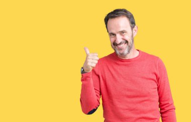 Hareketi el ile mutlu yaşasın yapıyor izole arka plan üzerinde kış kazak giymiş yakışıklı orta yaş ağarmış komuta sizde. Başarı gösteren kameraya bakarak ifade onaylama.