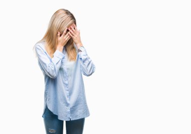 Yüz eller ile ağlayarak süre kapsayan üzgün ifade ile izole arka plan üzerinde gözlük takan genç güzel sarışın iş kadını. Depresyon kavramı.