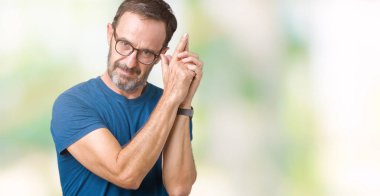 El hareketi ile sembolik silah tutan, çekim silah, kızgın yüz öldürme oynarken arka plan üzerinde gözlük nedir yakışıklı orta yaş ağarmış komuta sizde izole