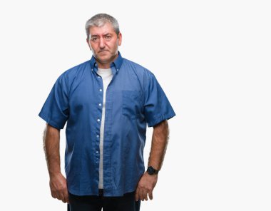 İzole arka plan üzerinde üst düzey yakışıklı depresif ve kızgın ve korkmuş ağlıyor sıkıntı için endişeleniyorum. Üzgün ifade.