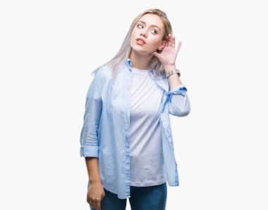 Sarışın genç kadın bir işitme söylenti ya da dedikodu için dinleme kulak üzerinde el ile gülümseyen izole arka plan üzerinde. Sağırlık kavramı.