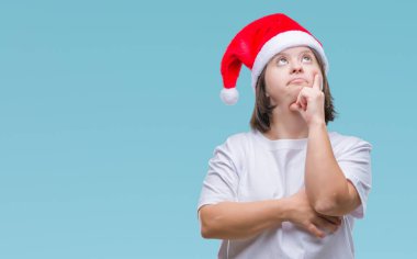 Down sendromlu üzerinde Noel şapka giyen genç yetişkin kadın arka plan çene düşünme hakkında soru, dalgın ifade üzerine el ile izole. Düşünceli yüzüyle gülümsüyor. Şüphe kavramı.