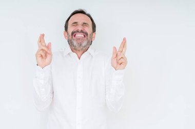 Umut ve gözleri kapalı geçiş parmaklarıyla gülümseyen izole arka plan üzerinde zarif komuta sizde. Şans ve batıl kavramı.