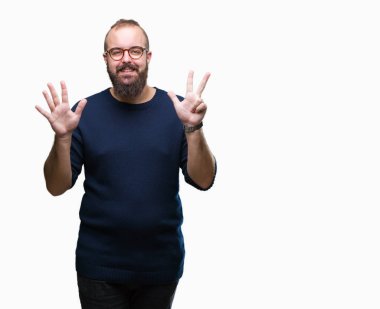 Gösterilen arka plan üzerinde güneş gözlüğü takmış Genç beyaz hipster adam izole ve parmakları ile işaret kendinden emin ve mutlu gülümseyerek süre 8 numaralı.