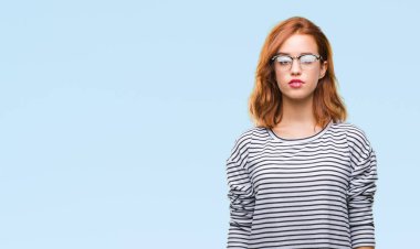 İzole arka yüzünde ciddi bir ifade ile gözlük takan genç güzel kadın. Basit ve doğal kameraya bakıyor.