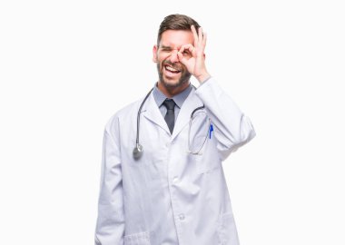 Genç yakışıklı Doktor adam gülümsüyor, parmakları ile mutlu yüz üzerinden seyir göz el ile ok jest yapıyor izole arka plan.