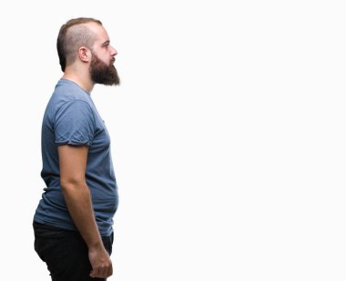 İzole arka tarafına, arayan genç beyaz hipster adam sakin ol kendine güvenen gülümseme ile doğal yüz pozuyla profili.