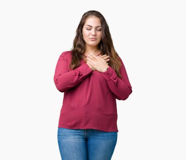 Güzel izole arka plan boyutu genç kadın artı ile gülümseyen gözlerin kapalı ve yüzünde minnettar jest ile göğüs üzerinde eller. Sağlık kavramı.