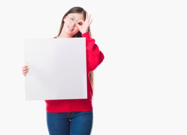 İzole arka plan boş afiş ile ok işareti ile el parmaklarının arasından seyir göze yapıyor gülümseyen mutlu yüz tutan genç Çinli kadın