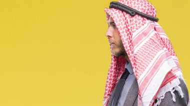 Uzun saçlı keffiyeh izole arka tarafına, seyir üzerinde giyen genç yakışıklı Arap adam sakin ol kendine güvenen gülümseme ile doğal yüz pozuyla profili.