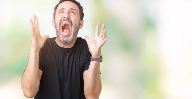 İzole arka plan çılgın ve kızgın bağırarak ve agresif ifade ve silah kaldırdı bağırmaya yakışıklı orta yaş ağarmış komuta sizde. Hayal kırıklığı kavramı.