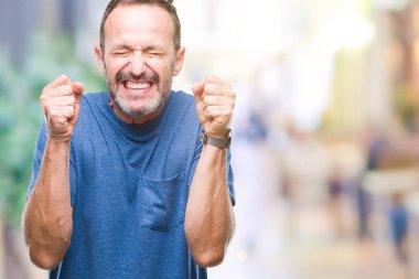 Orta yaş ağarmış komuta sizde izole arka kolları olan başarı için heyecan üzerinde zafer kutluyor gülümseyen kaldırdı. Kazanan kavramı.