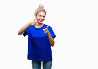 Fotoğraf makinesi ile mutlu ve komik yüz için parmakları işaret izole arka plan üzerinde mavi t-shirt giyen genç güzel sarışın ve mavi gözlü kadın. İyi enerji ve vibes.