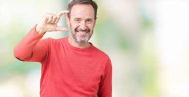 İzole arka plan gülümseyen ve süre seyir ve kamera boyutu işaret parmaklarıyla yapıyor el ile kendinden emin eller üzerinde kış kazak giymiş yakışıklı orta yaş ağarmış komuta sizde. Ölçü kavramı.