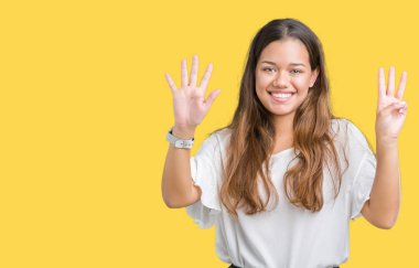 Genç güzel esmer iş kadını gösterilen ve parmakları ile işaret izole arka plan üzerinde kendinden emin ve mutlu gülümseyerek süre sekiz numara.