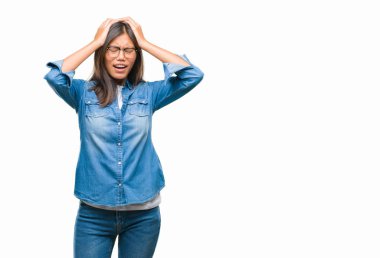 Çünkü çaresiz ve stresli baş ağrısı acı izole arka plan üzerinde gözlüklü Genç Asyalı kadın ağrı ve migren. Ellerini kafasına.