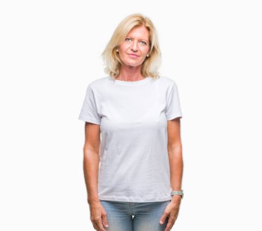 Orta yaş sarışın kadın yüzünde ciddi bir ifade ile izole arka plan yüzünden. Basit ve doğal kameraya bakıyor.