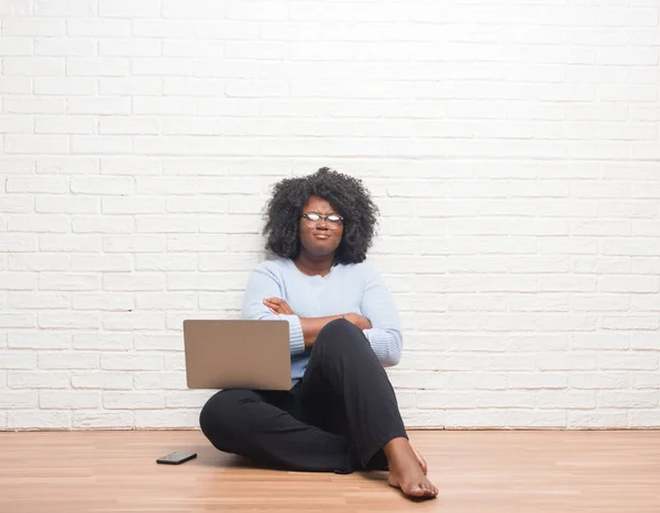 Jovem Afro Americana Sentada Chão Usando Laptop Casa Cético Nervoso — Fotografia de Stock