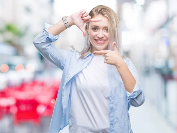 Mujer Rubia Joven Sobre Fondo Aislado Sonriendo Haciendo Marco Con — Foto de Stock