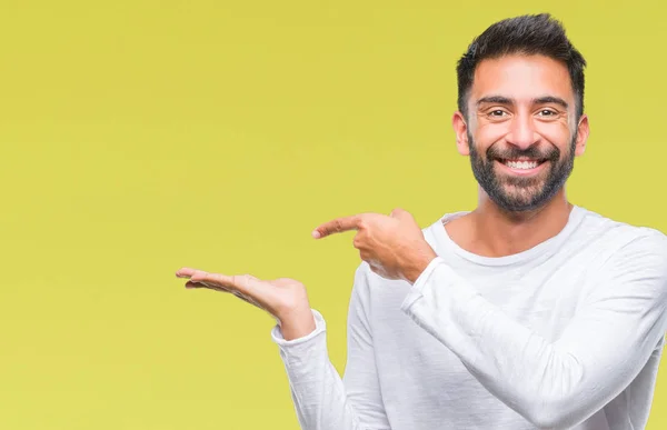 Vuxen Spansktalande Man Över Isolerade Bakgrund Förvånade Och Ler Till — Stockfoto