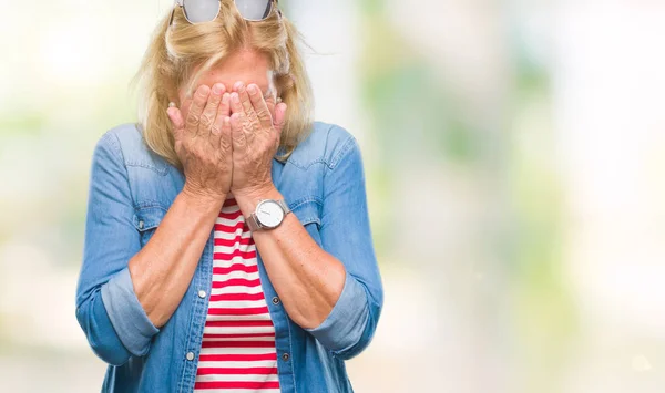 Medelålders Blond Kvinna Över Isolerade Bakgrund Med Sorgligt Uttryck Som — Stockfoto