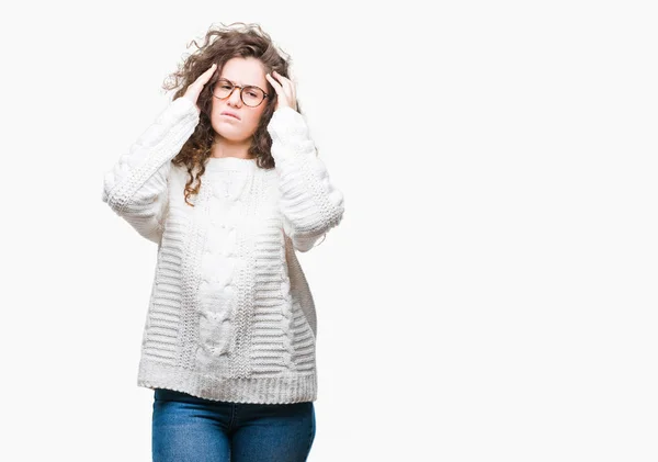 Mooie Brunette Krullend Haar Jong Meisje Winter Trui Dragen Geïsoleerd — Stockfoto